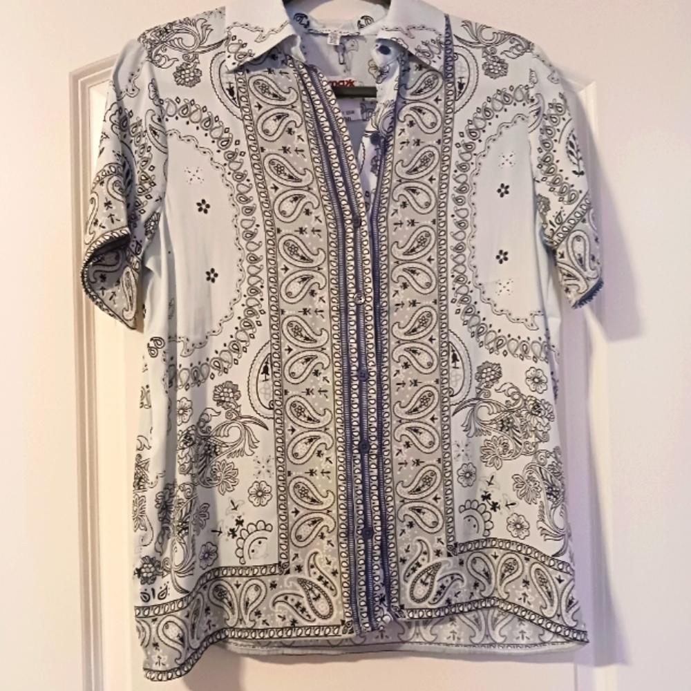 NWT flowy paisley print blouse button down. Blue